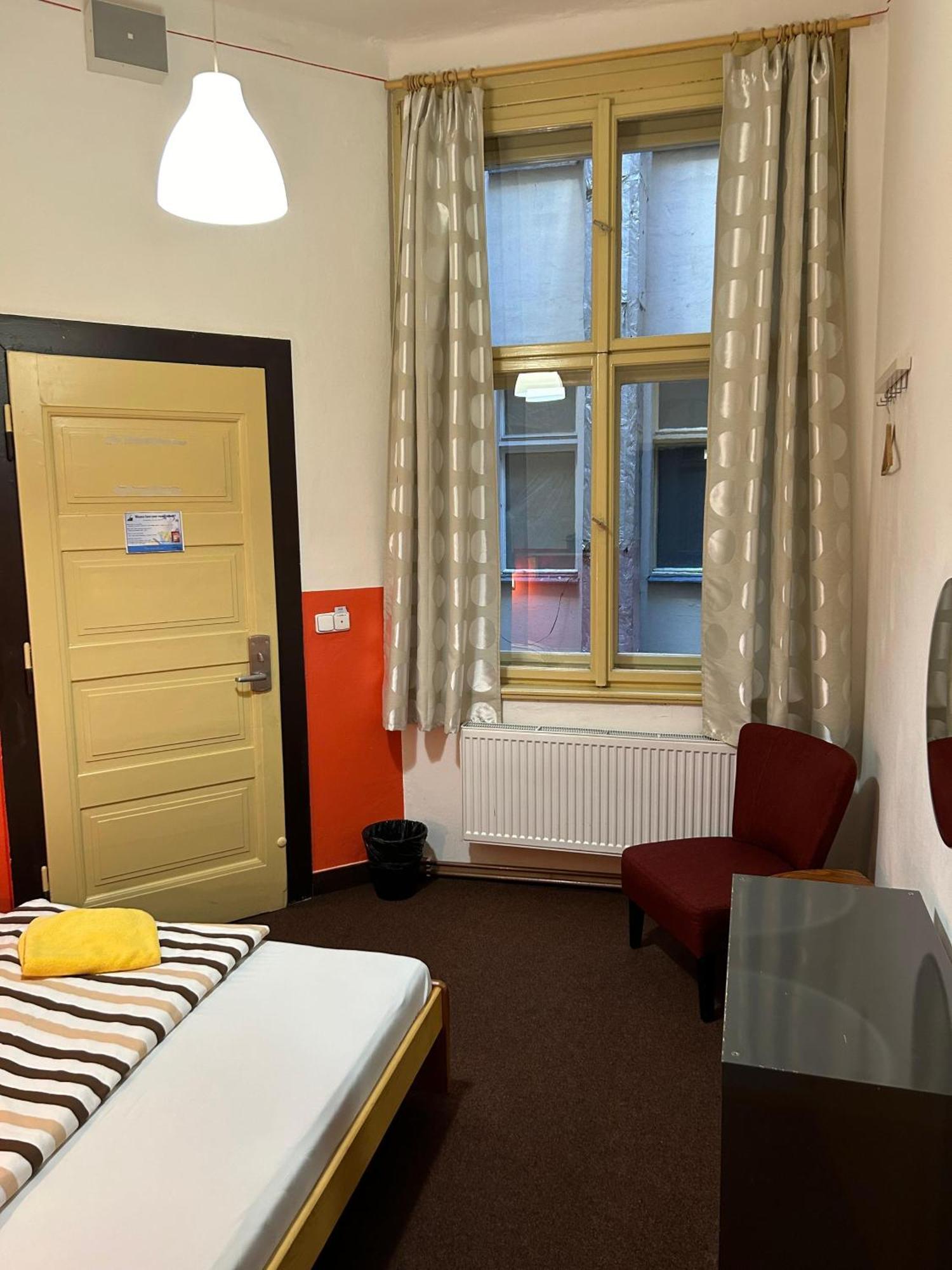 Hostel Downtown Прага Екстериор снимка