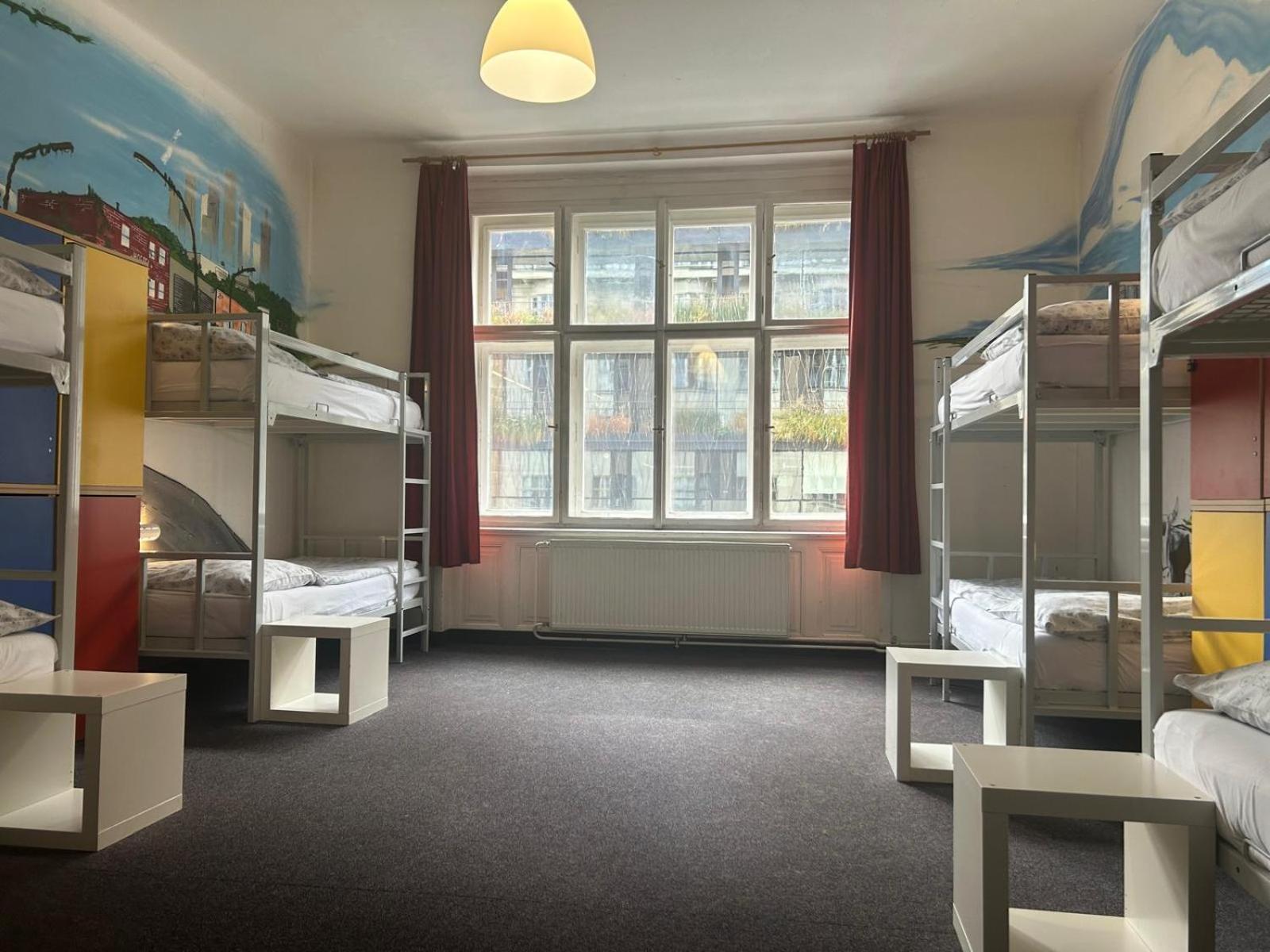 Hostel Downtown Прага Екстериор снимка