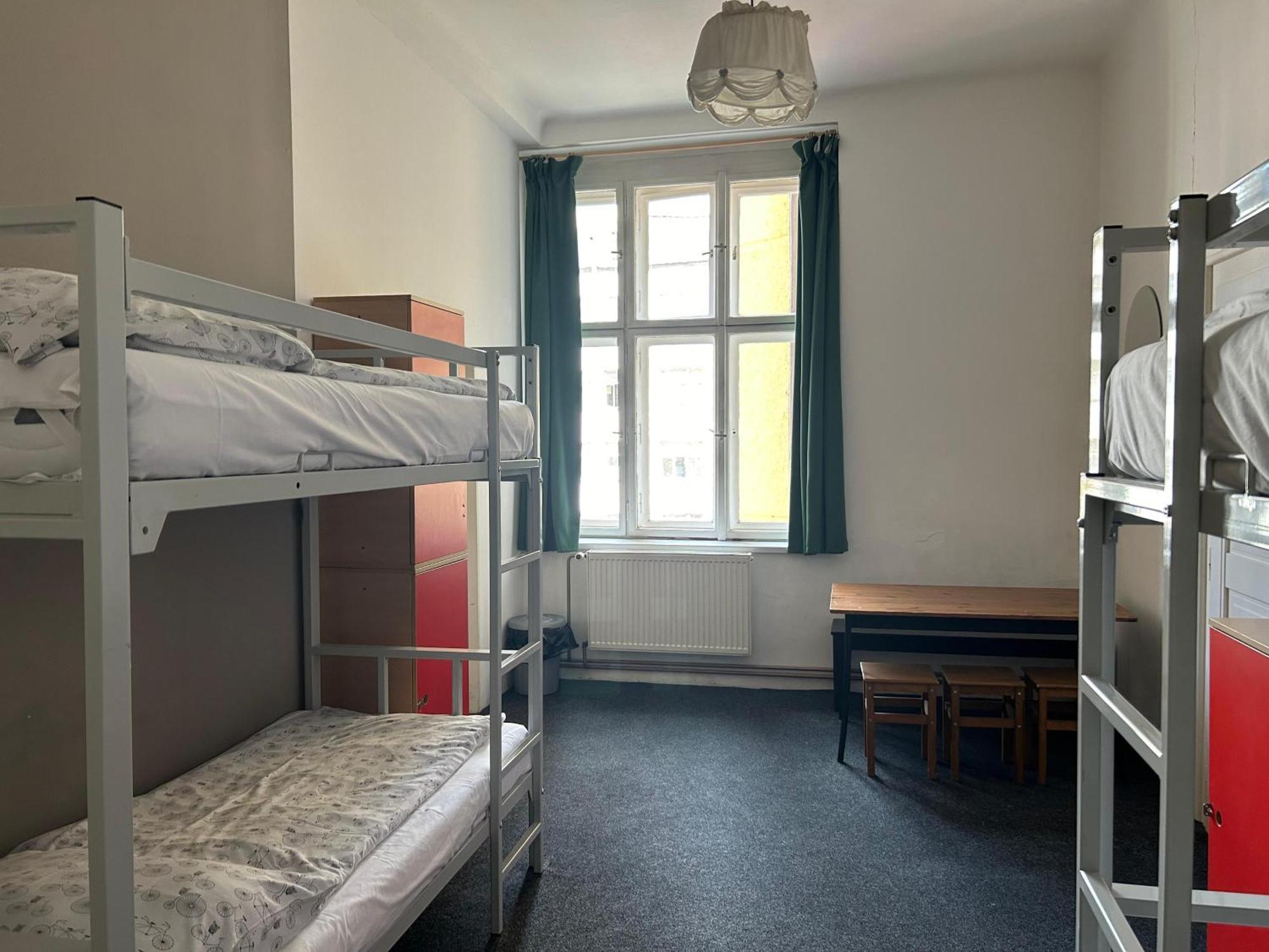 Hostel Downtown Прага Екстериор снимка