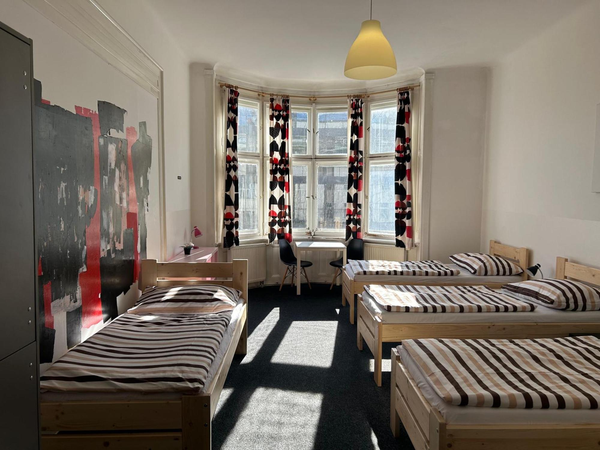 Hostel Downtown Прага Екстериор снимка